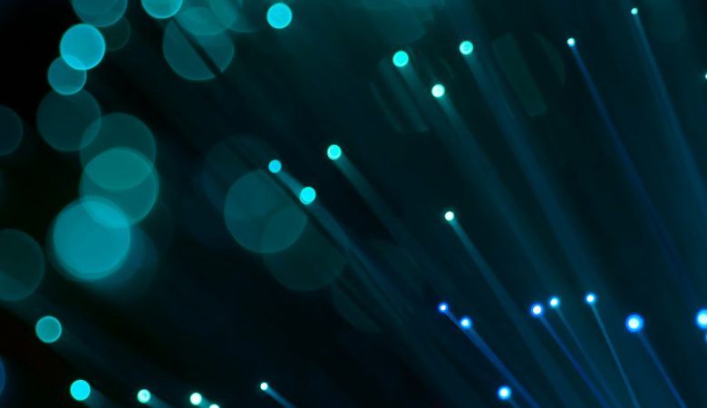 تقنية الألياف الضوئية: نافذة على مستقبل الاتصالات والإنترنت