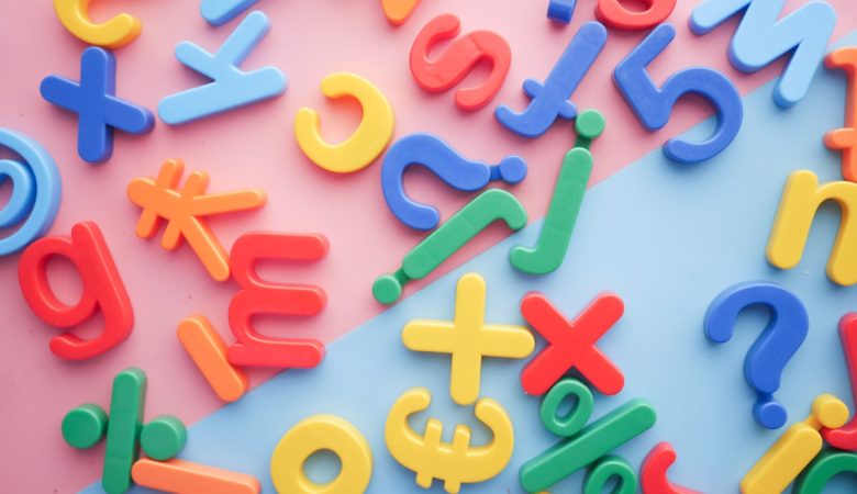 اكتشف الغرابة: لغات عجيبة في عالمنا