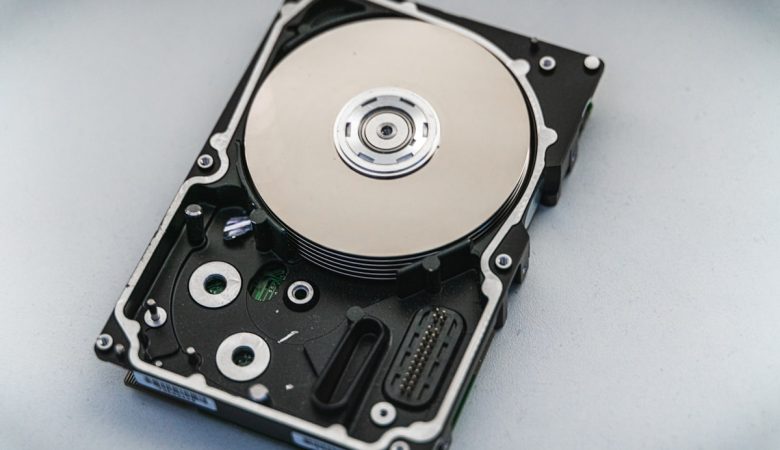 التقنيات الحديثة في السيرفرات: السيرفرات ذات الحالة الصلبة SSD مقابل HDD